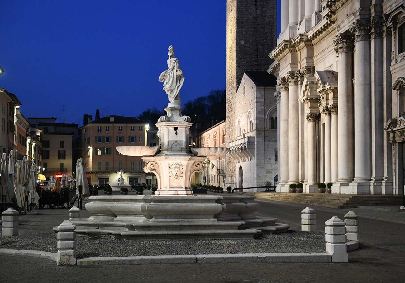 Il Quinto Quarto fontana piazza Duomo foto Marioli